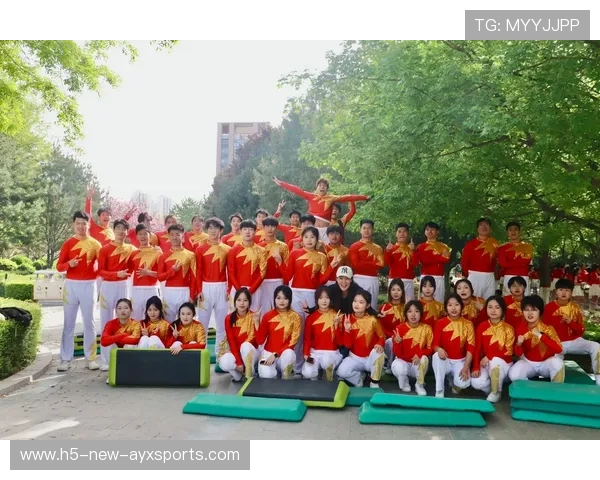 体操队进行整套动作演练，节奏把控良好